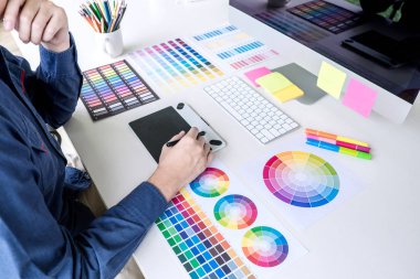 Erkek yaratıcı grafik tasarımcı çalışma renk seçimi ve co
