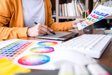 Renk selec üzerinde çalışan kadın yaratıcı grafik tasarımcı görüntü
