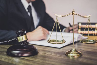 Yargıç tokmak tokmak üzerinde ahşap masa ve ülkeleri ile Adalet avukatlar,