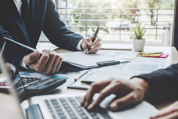 Dos ejecutivos discutiendo el éxito del proyecto de crecimiento de la empresa financia —  Fotos de Stock