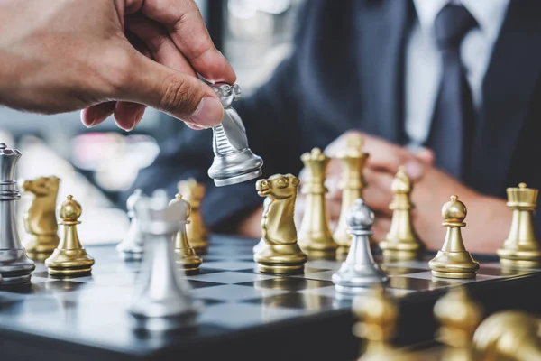 Başarı için strateji planlamak için iki işadamı satranç oyun,