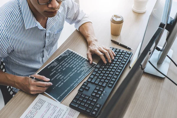 Programmeur professionnel travaillant au développement de la programmation et nous — Photo