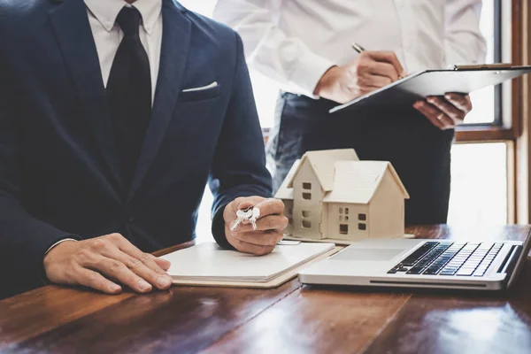 Immobilienmakler und Verkaufsleiter Team-Analyse Preisgestaltung von Ren — Stockfoto
