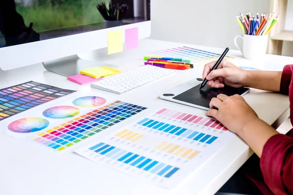 Imagen del diseñador gráfico creativo femenino que trabaja en selec color — Foto de Stock