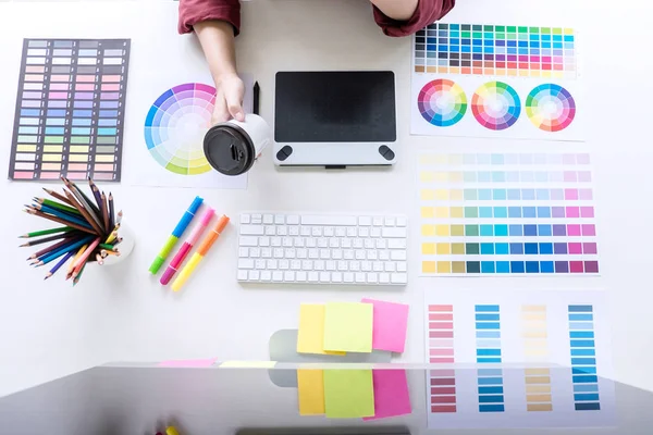 Afbeelding van vrouwelijke creatieve grafisch ontwerper die werkt op kleur selec — Stockfoto