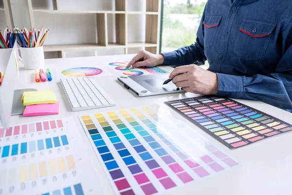 Afbeelding van mannelijke creatieve grafisch ontwerper werken op kleur selecti — Stockfoto
