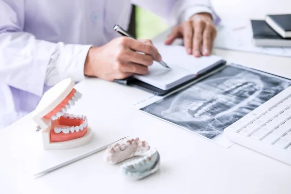 Rapporto medico o dentista che lavora con la radiografia dei denti f — Foto Stock