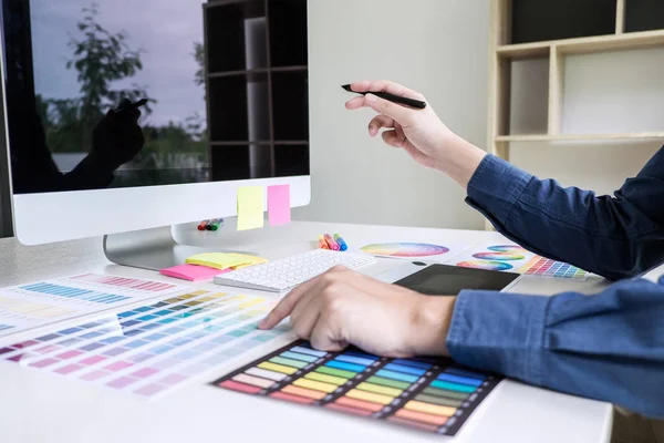 Imagem do designer gráfico criativo masculino trabalhando na seleção de cores — Fotografia de Stock