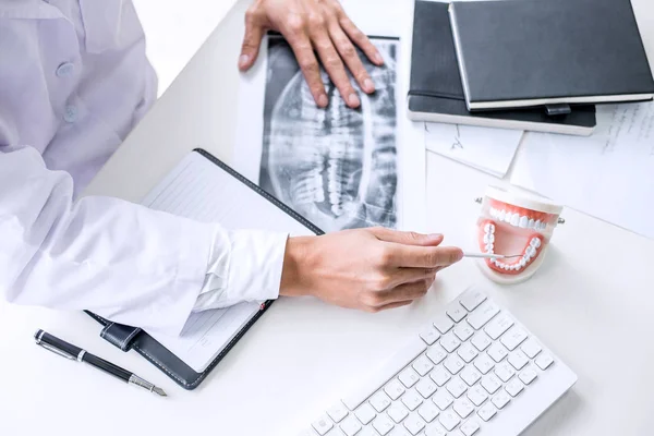 Male doctor or dentist working with patient tooth x-ray film, mo — Stock Photo, Image