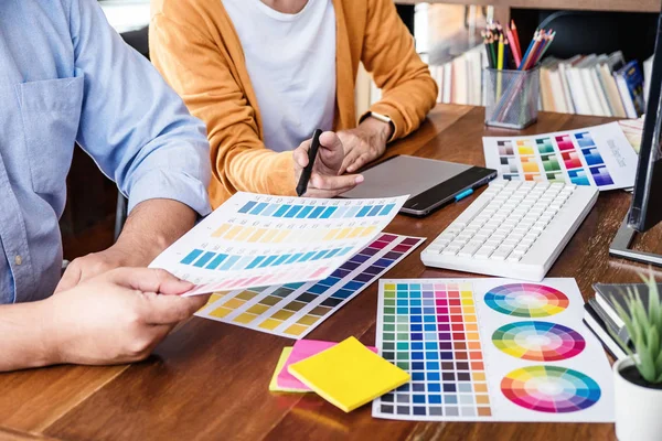 Dos colegas diseñador gráfico creativo que trabaja en la selección de color —  Fotos de Stock
