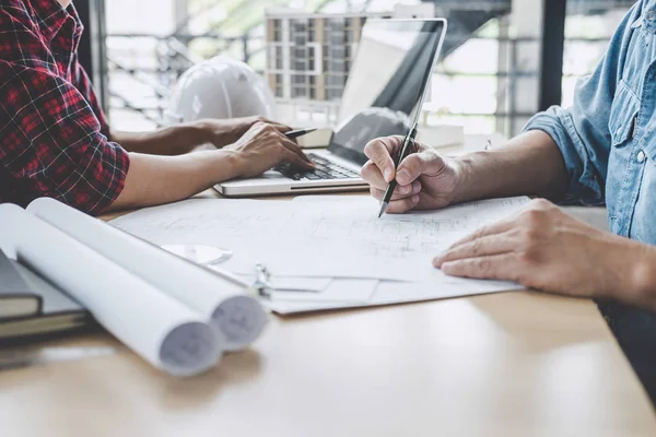 Construção e estrutura conceito de Engenheiro ou arquiteto atender — Fotografia de Stock