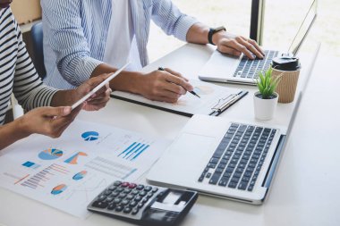 Çalışma çözümleme fin ile tartışırken iş ekip işbirliği