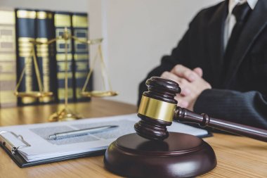 Profesyonel erkek avukatlar adaletin terazisi ile yargıç tokmak veya