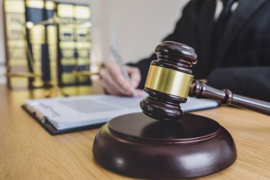 Profesyonel erkek avukatlar adaletin terazisi ile yargıç tokmak veya