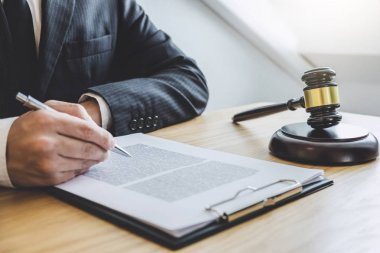 Profesyonel erkek avukatlar adaletin terazisi ile yargıç tokmak veya