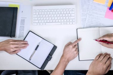 Arkadaşlarınızla öğretmen kitapları, adam oturan birlikte eğitim işaret