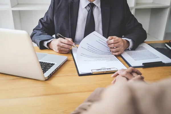 Intervieweur ou conseil d'administration lisant un curriculum vitae pendant un entretien d'embauche, Em — Photo