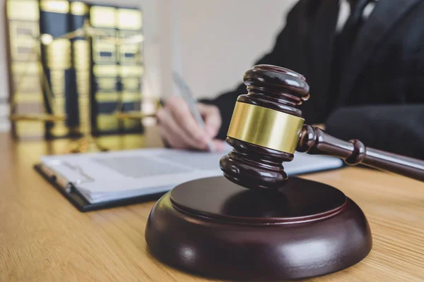 Rechter hamer met schubben van Justitie, professionele mannelijke advocaten of — Stockfoto