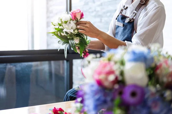 Arranging artificial flowers vest decoration at home, Young woma — Stock Photo, Image