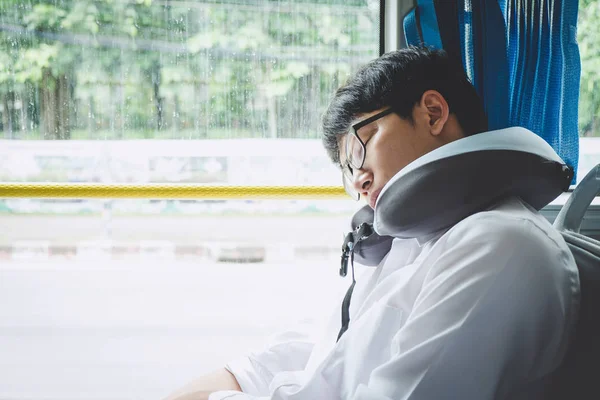Ung asiatisk man resenären sitter på en buss och sover med piller — Stockfoto