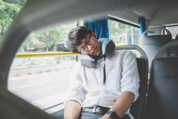 Ung asiatisk man resenären sitter på en buss och sover med piller — Stockfoto