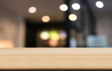 Boş ahşap masa ve bulanık arka plan önünde o soyut