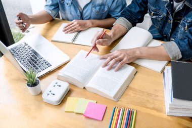 Eğitim, öğretim, öğrenme, teknoloji ve insan kavramı. Tw