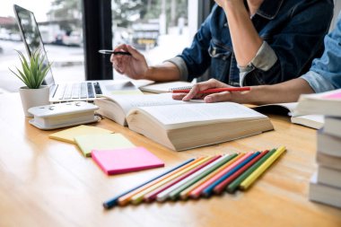 Li masada oturan lise öğretmeni ya da yüksekokul öğrenci grubu