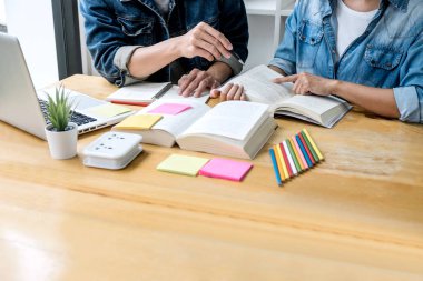 Li masada oturan lise öğretmeni ya da yüksekokul öğrenci grubu