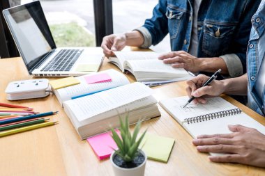 Li masada oturan lise öğretmeni ya da yüksekokul öğrenci grubu