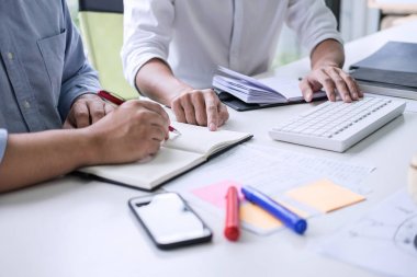 Arkadaşlarınızla öğretmen kitapları, adam oturan birlikte eğitim işaret