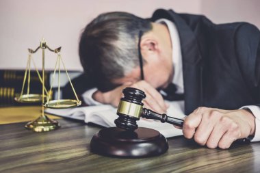 Yargıç tokmak avukatlar ile, Gavel ahşap masa ve Danışman veya