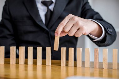 Tahta oyun stratejisi, iş hayatında risk ve strateji.