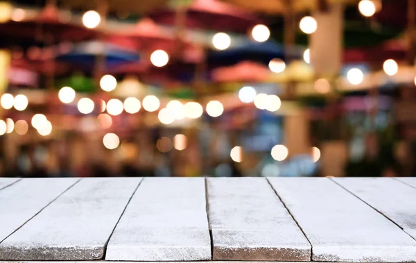 Soyut bulanık festiv önünde seçici boş ahşap masa
