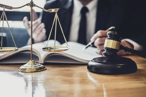Professioneller männlicher Anwalt oder Richter, der mit Vertragspapieren arbeitet, — Stockfoto