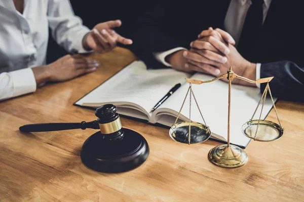 Abogado masculino o consejero que trabaja en la sala del tribunal se reúnen con — Foto de Stock