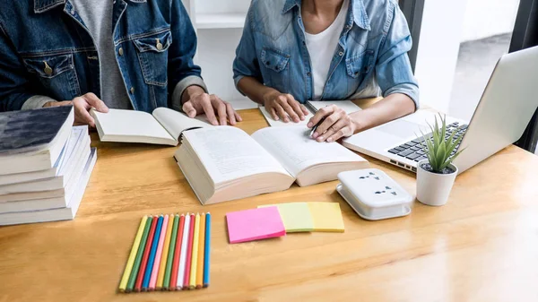 Educação, ensino, conceito de aprendizagem. Estudantes do ensino médio ou c — Fotografia de Stock