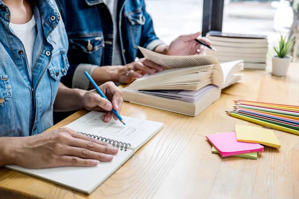 Onderwijs, onderwijs, leren, technologie en mensen concept. TW — Stockfoto