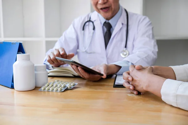 Professore Consulenza medica con paziente discutendo qualcosa di un — Foto Stock