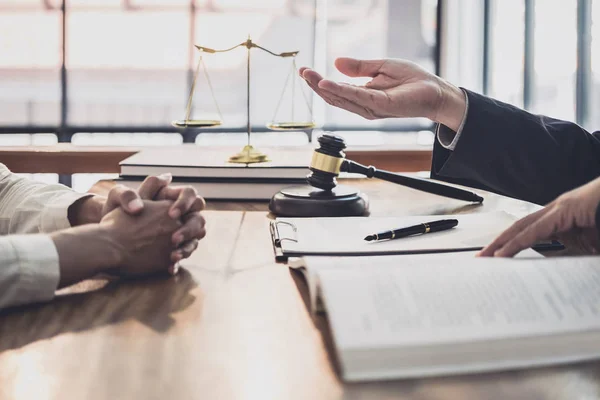Advogado masculino ou juiz consultar tendo reunião de equipe com Businesswo — Fotografia de Stock