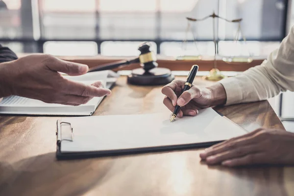 Samråd och konferensen professionell affärskvinna och Ma — Stockfoto