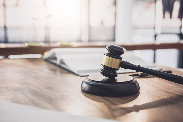 Весы правосудия и молоток на звучащем блоке, объекте и законе бо
