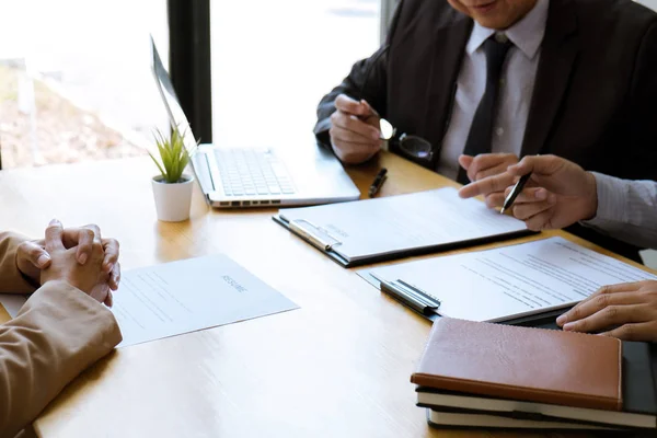 Gerente de dos comités de selección leyendo un currículum durante un trabajo en —  Fotos de Stock