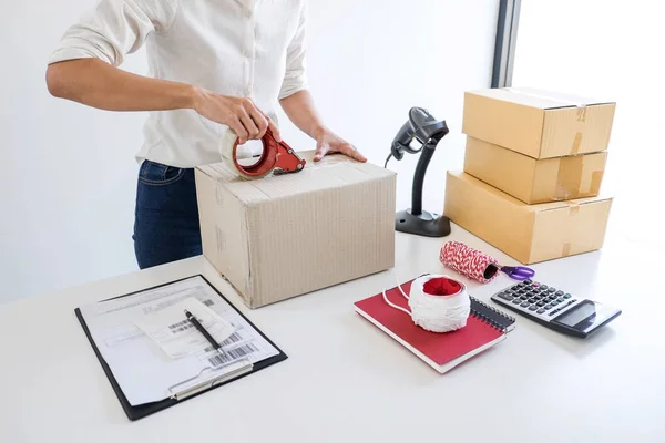 Kisvállalkozás tulajdonosa házhozszállítás és dolgozó csomagoló doboz, b — Stock Fotó