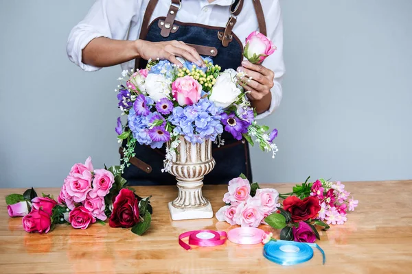 Organizzare la decorazione gilet fiori artificiali a casa, Giovane donnaa — Foto Stock