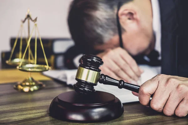 Martelo juiz com advogados, Gavel na mesa de madeira e conselheiro ou — Fotografia de Stock