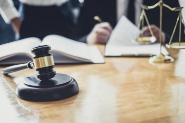 Erkek avukat ya da avukat mahkeme salonunda çalışma var ile Toplantı 