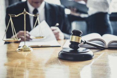 Erkek avukat ya da avukat mahkeme salonunda çalışma var ile Toplantı 