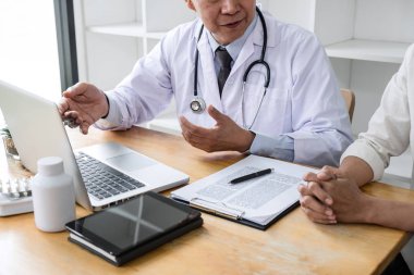 Profesör Doktor bir şey tartışmak hasta ile danışmanlık