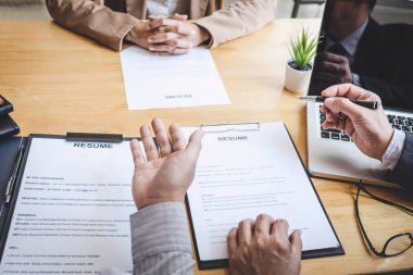 İki seçim Komitesi yöneticisi bir iş sırasında bir devam okuma